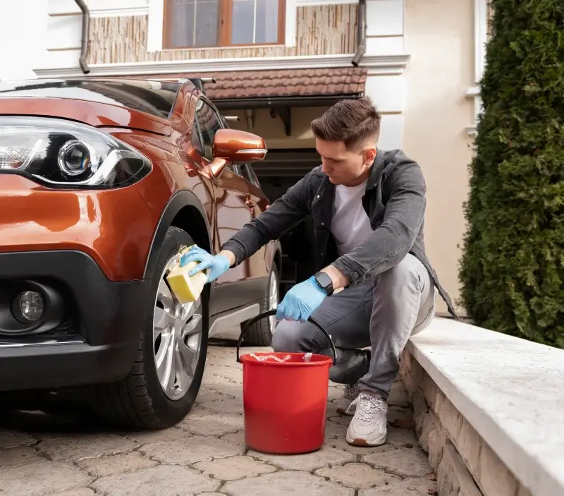 Lavage auto à domicile La Guerche-sur-l'Aubois : professionnel intervenant sur un véhicule